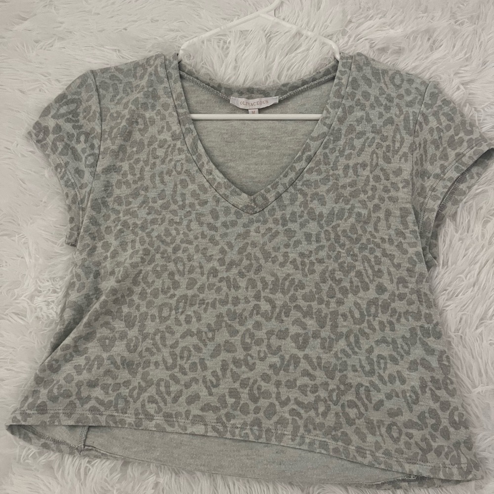 Gray cheetah print v-neck short sleeve, size medium, perfect condition